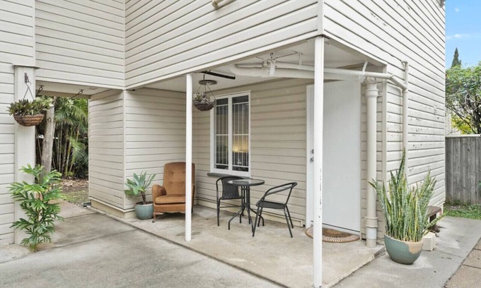 Greenslopes Maison | 6 Min to CBD Self-Contained Studio