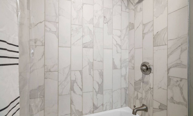East Nashville Maison | 5 Mins to Downtown | 2 Bed + 1 Bath | 2 Car Garage
