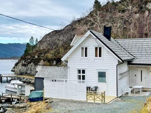 Bremanger Maison | 6 person holiday home in Svelgen-By Traum