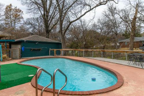 White Rock Hills Maison | 6 Queen Bed Home Near White Rock POOL & DECK!