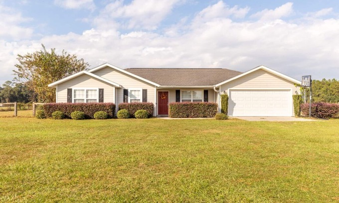Lake Butler Maison | 6+ Sleeper Farm Escape with HUGE Yard and RV Hookup is Out Standing in its Field