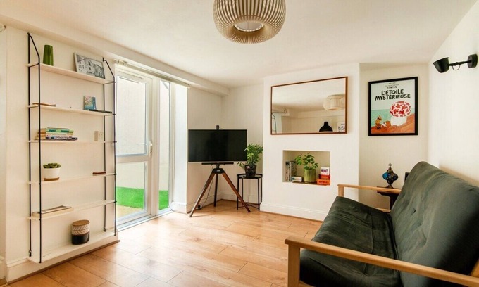 Seafront Appartement | 60 steps to the Sea with private courtyard