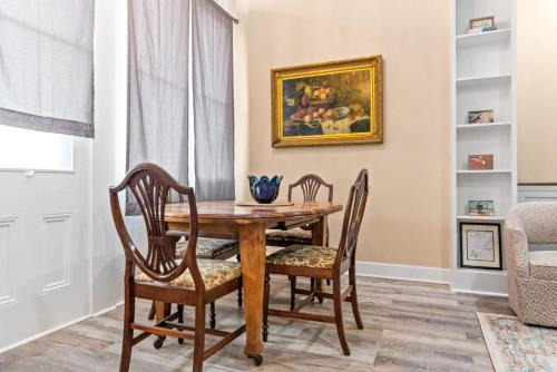 Natchez Appartement | 610 Franklin - Downstairs - 2 Bed, 2 Bath, Heart of Downtown, Pet Friendly with fee
