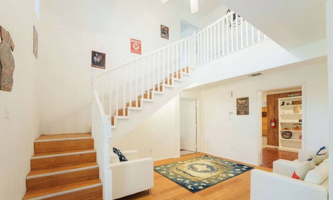 Euless Cabine | 611 W Mills Drive Euless TX · Pleasant & Welcoming Cabin w/ Private Parking