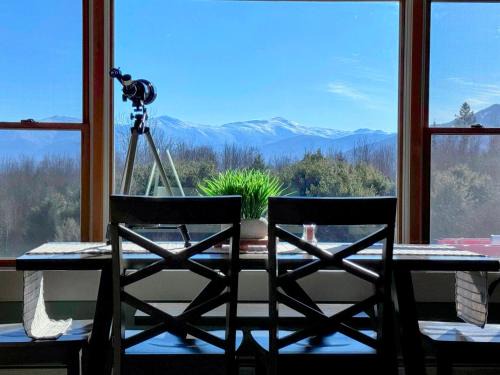 Whitefield Maison | 64J Stunning views, close to attractions! 20 min to Bretton Woods. Pool & gym passes!