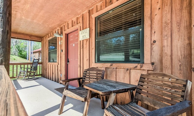 Mountain View Cabine | #67 Pinewoods Cabin: Gentle Ben