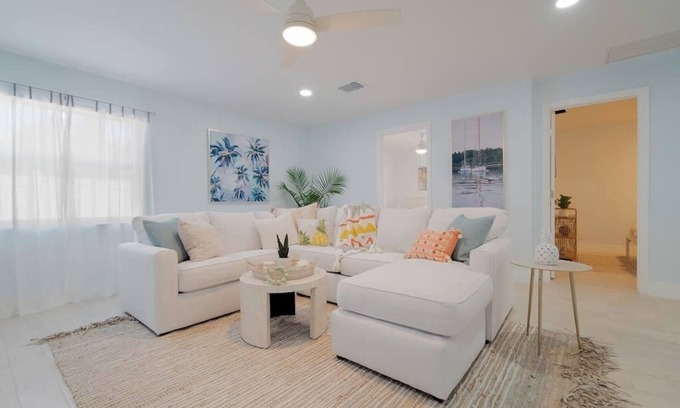 West Palm Beach Maison | Casa Rose - 6bd/4ba - POOL+PARKING - Near Convention Ctr, Dtown, & Beaches