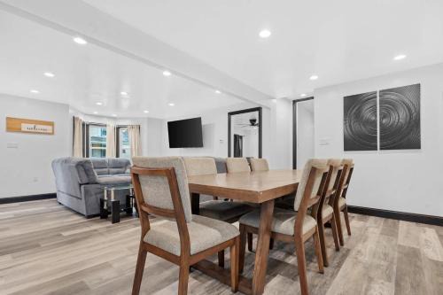Niagara Falls Maison | 6BR Homes Perfect for Large Groups & Families Near Niagara Falls Attractions