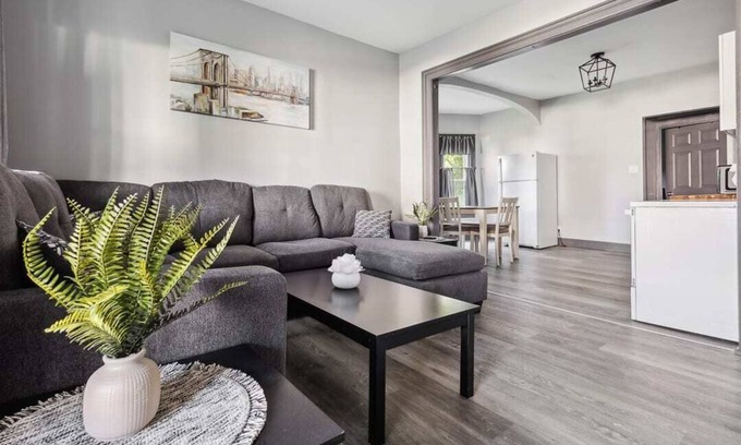 Downtown Niagara Falls Maison | 6BR Vacation Spot | Minutes to Niagara Falls USA