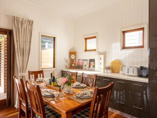 Coorparoo Maison | 6KM to CBD Convenient 5BR Queenslander Coorparoo