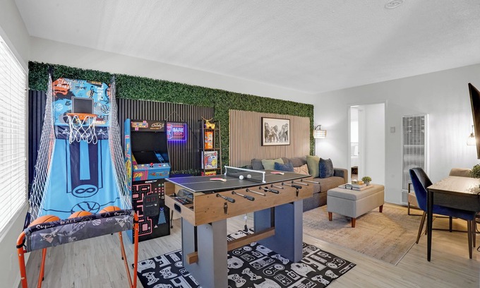 Eastside Appartement | 6th Haven, Arcades, King Size Bed, Fun Games, 1 Mile to Beaches, AC Unit, Fits 6
