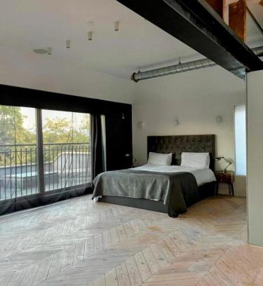 Winchmore Hill Maison | 7 Bed House - Sleeps 26 - Parking - Wifi - Garden