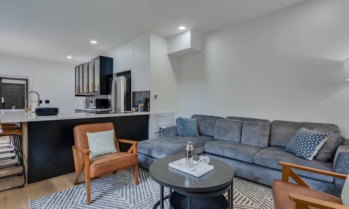 Weinland Park Maison | 7 Bed - Urban Hot Tub Oasis near OSU & Short North