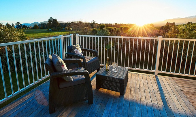Kaikoura Cabine | 7 Bedroom Home with Mountain Views, free wi-fi, ocean, golf, cycle track nearby