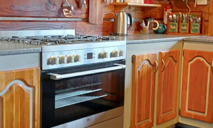 Hamurana Cabine | 7 Bedroom Rustic lodge 45 min to Hobbiton Amazing NZ attractions Groups welcome