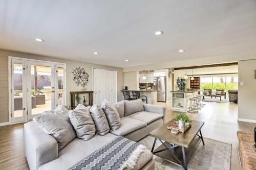 Camelback East Maison | 7 Mi to Downtown Phoenix Home with Pool and Foosball!