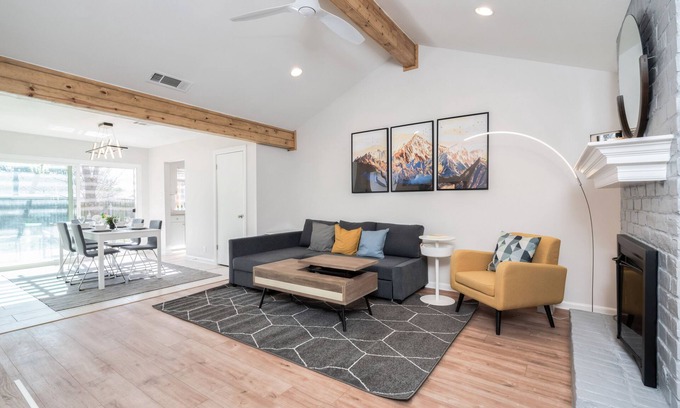 Carrell Oaks Maison | 7 mi to DT✔house in 3B/2B✔2 king beds ❄shaded patio❤️pet friendly& garage park