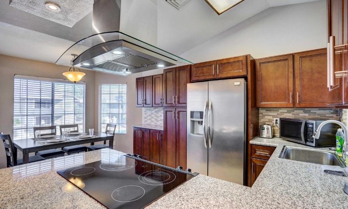 Chandler Appartement | 7 Mi to Dtwn Chandler Pet-Friendly Condo with Pool