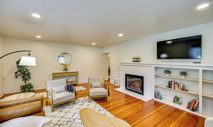 Ashford Maison | 7 Mi to Mt Rainier NP: Home w/Private Hot Tub!