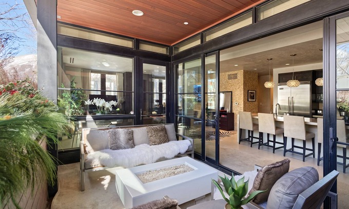 Aspen Copropriété | 7 Million Luxury Residence at “Monarch On the Park”Downtown Aspen with Parking