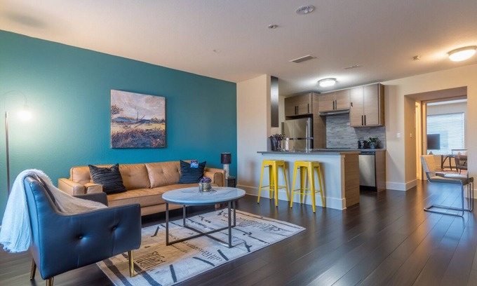 Riverside Appartement | 7 mins to Downtown King Suite w/Pool, Parking + Gym 01