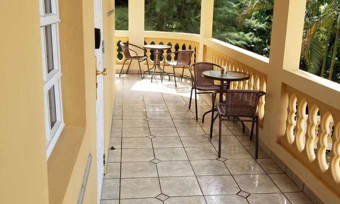 Maizales Maison | Retraite de forêt tropicale, fermée et clôturée dans une maison privée de 2 étages