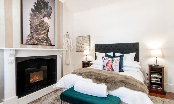 Central Mudgee Appartement | 70 On Mortimer "Black Cockatoo Room" is a self contained 1 bedroom unit
