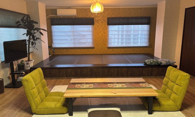 Tenokuchi-cho Appartement | 70 square meters in size with modern tatami mats. A spacious and open room with a harmony of traditional Japanese and Western styles.