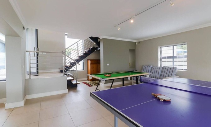 De Kelders Appartement | 72 on Vyfer - family friendly whale watching