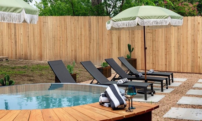 Sweetbriar Maison | 7BD Southwestern Retreat - Pool - Outdoor Dining - Gym - PingPong - 10 Min to DT