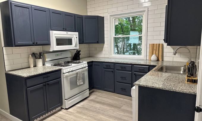 Cortland Maison | 7BR/3BA Home on Lincoln