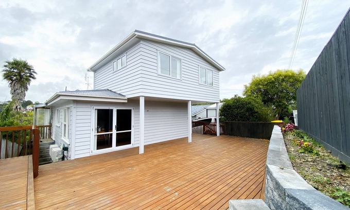 Browns Bay Maison | 7BR 3BH Beach Escape. 2 min to Browns Bay Beach
