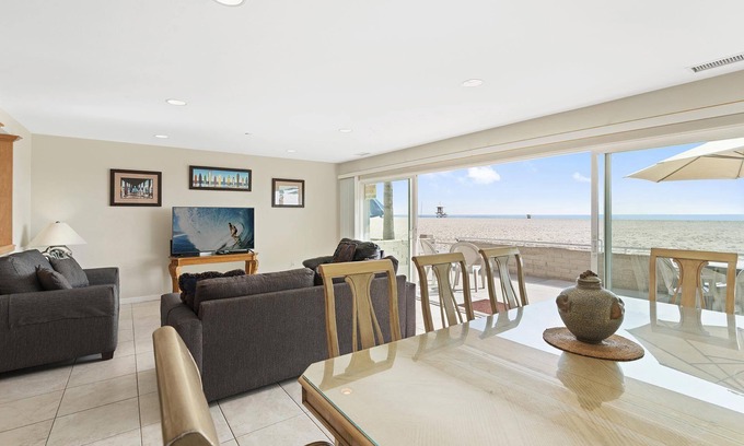 Balboa Peninsula Copropriété | 7BR Oceanfront Retreat | Coveted Pier-to-Pier Location | Walk to it All