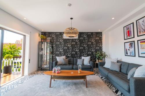 Santo Antonio dos Olivais Maison | 7Min From University and Sé Velha - AC - Work Desk - WiFi 300MBs -Suite 7 and 8