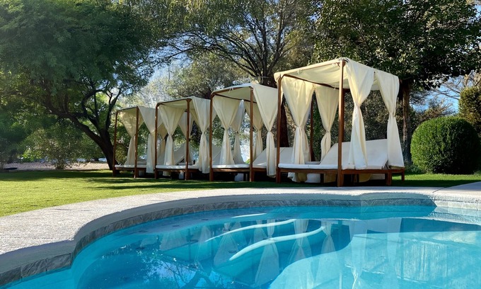Paradise Springs Lit Et Petit-Déjeuner | 7x3 Villa, 10mins to the Strip, 16 seat dining, pool + spa, RV parking