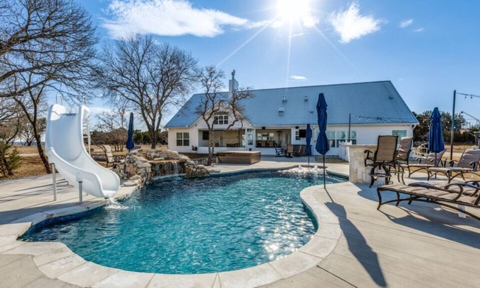 Clifton Maison | 8 Acre Private Hilltop Estate with pool, fire pit, hot tub and game room!