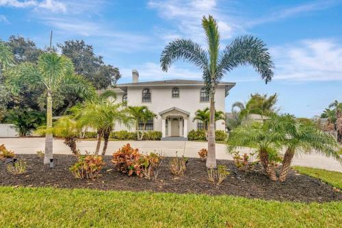 Allen's Ridge Maison | 8 BDRM Mansion. 10 MN to Honeymoon Island Beach