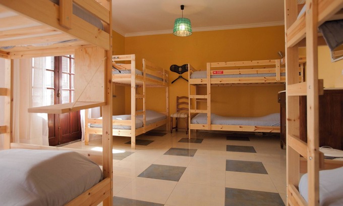 Ericeira Hôtel | 8 lits: Auberge Chill Hill & Chambres privées - Peach Garden (RNAL Nº 7624 / AL)