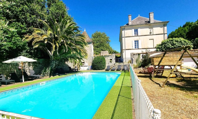 Saint-Just-Luzac Villa | Chateau 8 chambres avec piscine privee , Chateau De Rochebonne