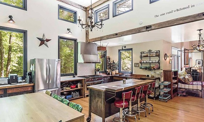 Saugerties Maison | 8-bedroom house & barn boardering the Catskill Mountain Preserve and family farm