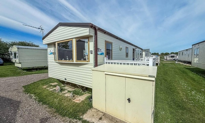 Louth Maison | 8 berth caravan with decking at Sunnydale in Lincolnshire ref 35087S