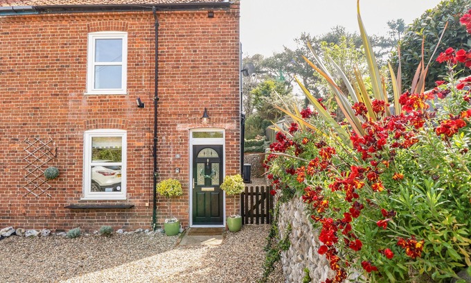 East Runton Maison | 8 MELINDA COTTAGE, pet friendly, with open fire in East Runton