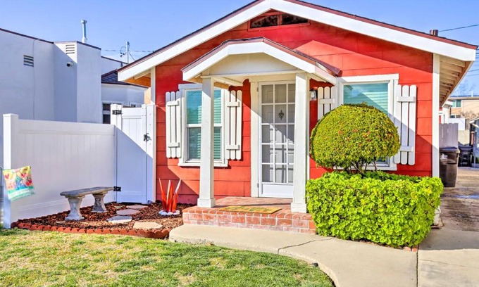 North Long Beach Maison | 8 Mi to Aquarium Long Beach Bungalow with Patio!