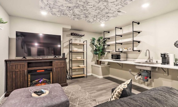 Commerce City Maison | 8 Mi to Barr Lake Cozy Commerce City Home!