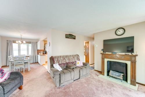 Brooklyn Maison | 8 Mi to Cleveland Family Home with Fenced Backyard!