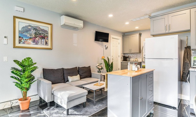 Southgate Maison | 8 Mi to Dtwn PDX: Unique Pet-Friendly Home!