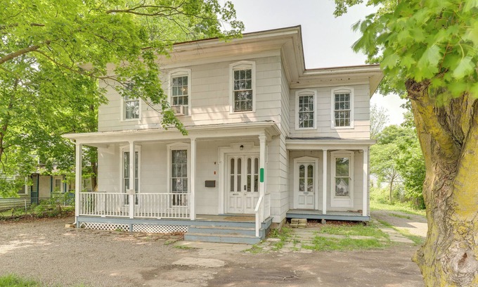 Bath Appartement | 8 Mi to Keuka Lake: Walkable Apartment in Bath