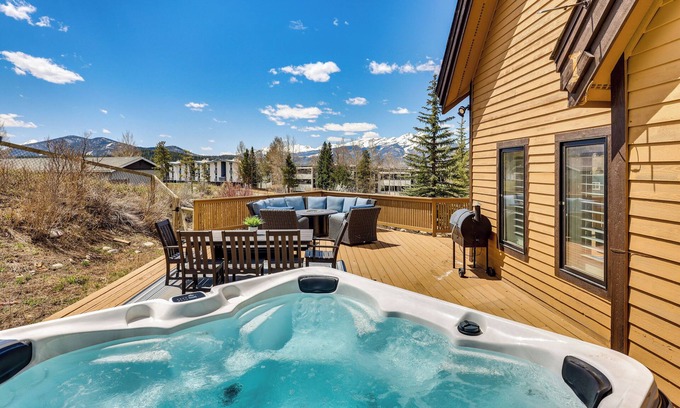 Dillon Maison | 8 Mi to Keystone: Home w/ Hot Tub in Dillon
