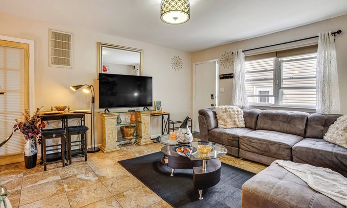 Alden Manor Appartement | 8 Mi to Long Beach: Cozy Apt w/Fenced Yard!
