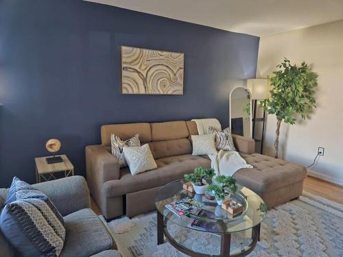 Old Town West Maison | 8-Min to Metro - King Bed- Old Town Central Retreat - Floyd's Freedom -